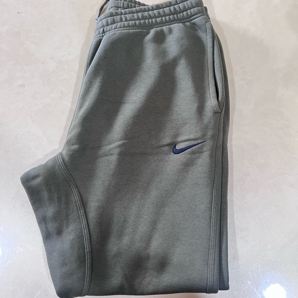 Nike men’s green Sweatpants